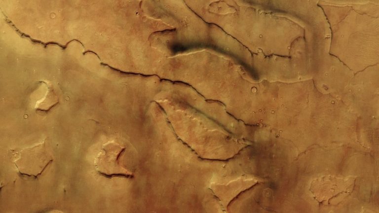 Dust devils galore: Mars Express visits Mamers Valles on Mars