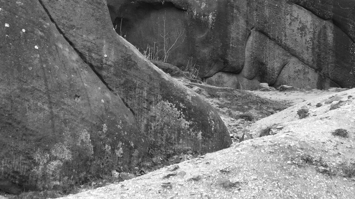 Fracture fault lines in rock