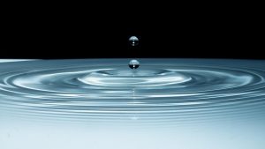Liquid water molecular structure