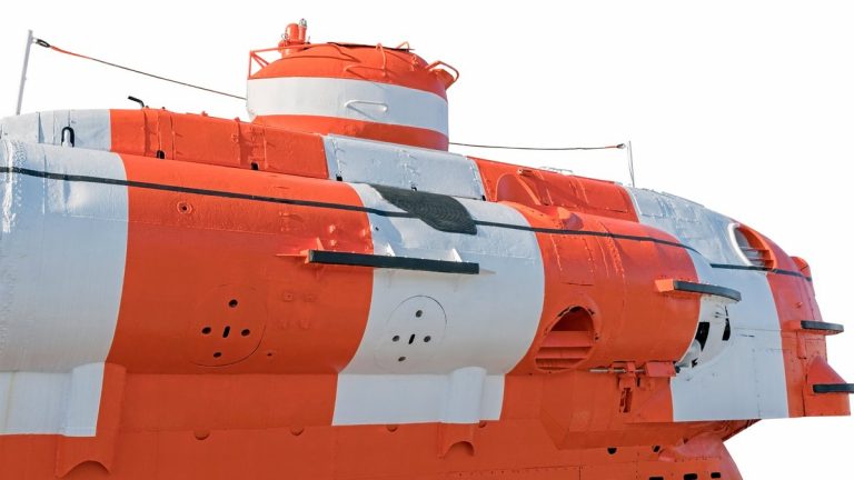 Deep-sea manned vehicle for oceanographic research and rescue operations