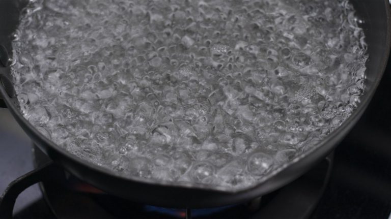 Boil with water prepare for cooking at home
