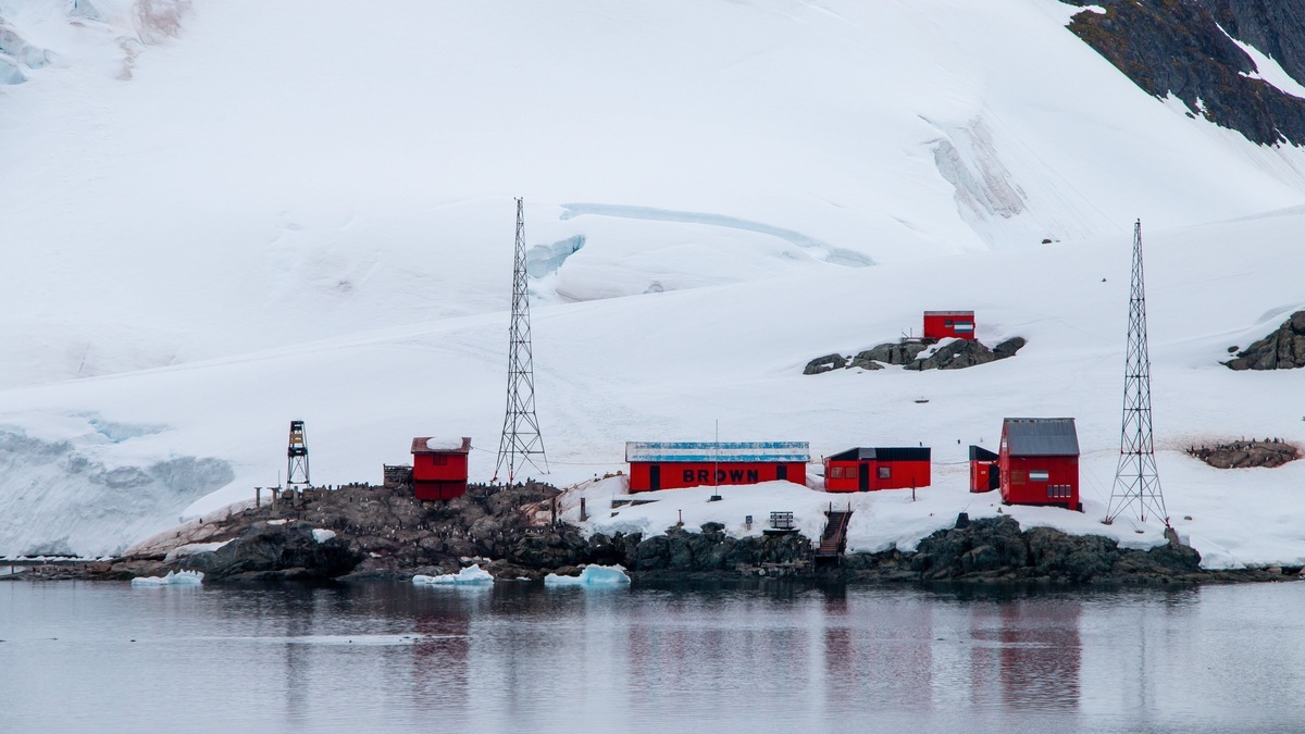 Antarctic research crew isolation