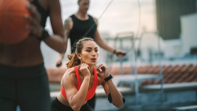 Sixty beginner university swimmers completed 3 months of training with kickboards, fins, pull buoys and flotation aids in a single-group study and self-confidence rose sharply while mental focus improved even though cognitive and somatic anxiety barely changed