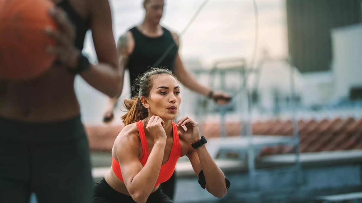 Sixty beginner university swimmers completed 3 months of training with kickboards, fins, pull buoys and flotation aids in a single-group study and self-confidence rose sharply while mental focus improved even though cognitive and somatic anxiety barely changed