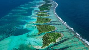 Atoll_islands_surrounding_a_tropical_lagoon