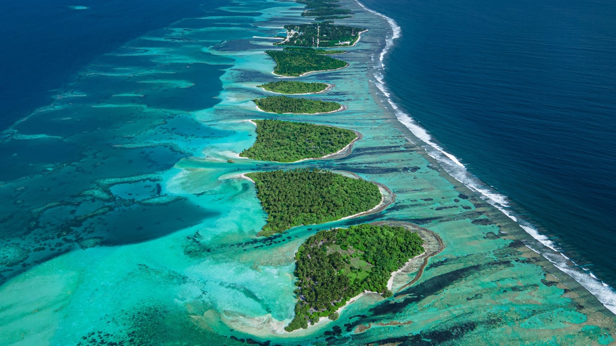 Atoll_islands_surrounding_a_tropical_lagoon