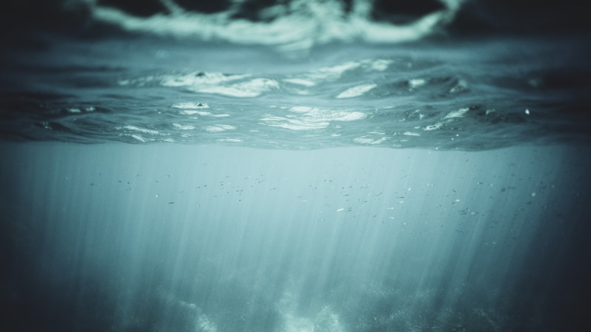 Blue_light_fading_into_the_twilight_ocean