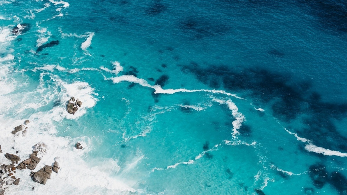 Blue_ocean_water_with_changing_oxygen