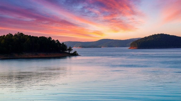 Broken_bow_lake_oklahoma_at_sunset