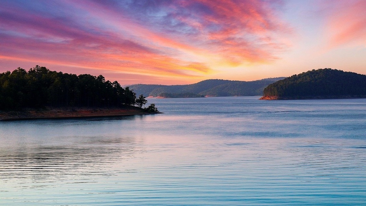 Broken_bow_lake_oklahoma_at_sunset