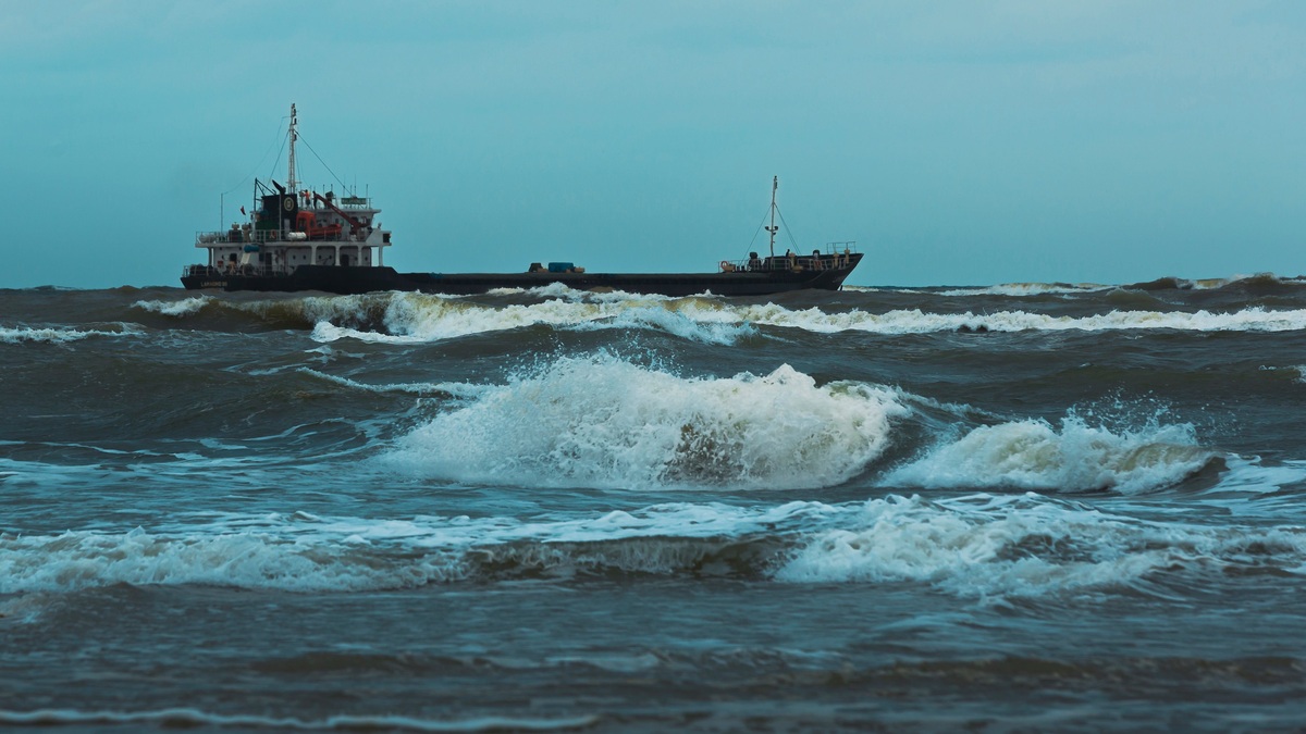 Cargo_ship_in_large_storm_waves