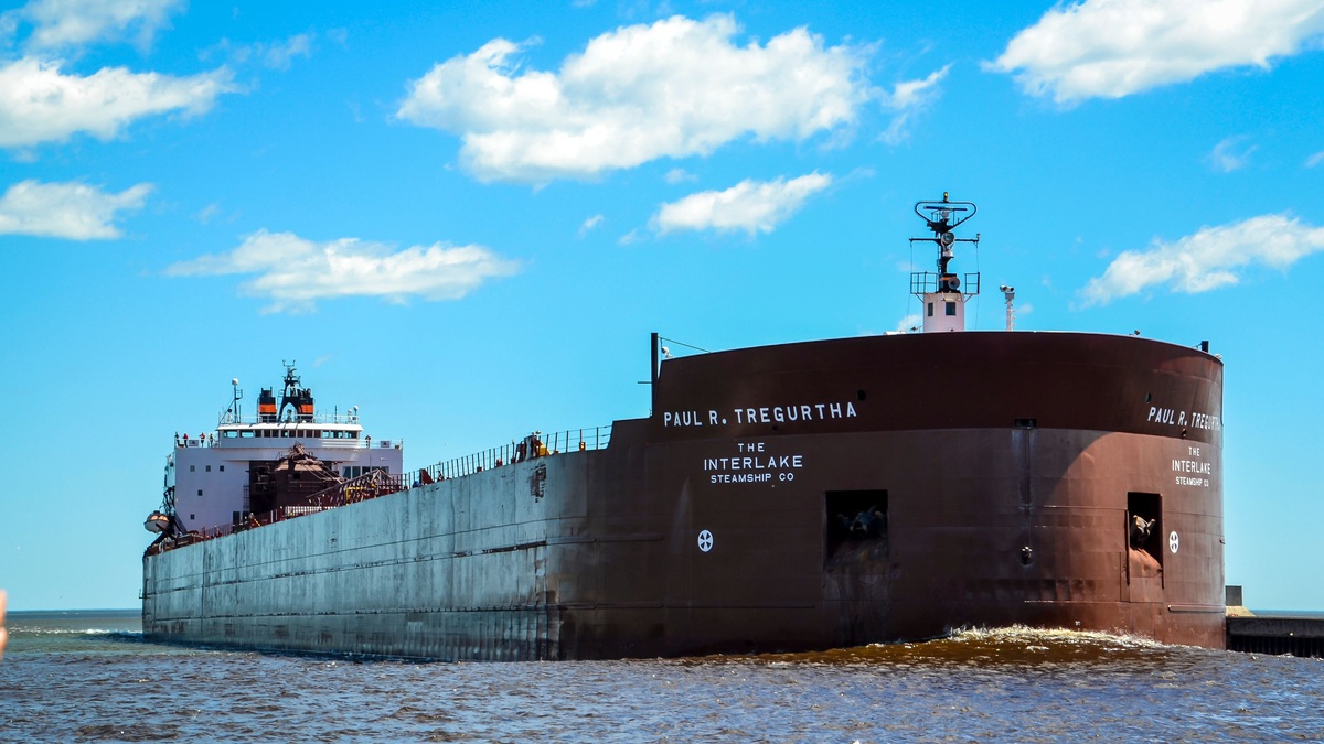 Cargo_ship_on_lake_superior