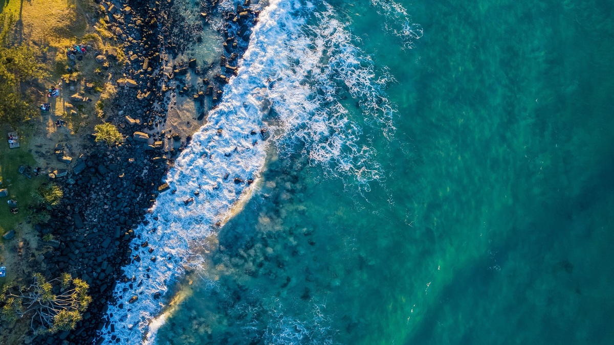 Coastal_water_and_breaking_waves_from_above
