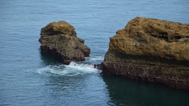Continental_rock_meets_the_ocean