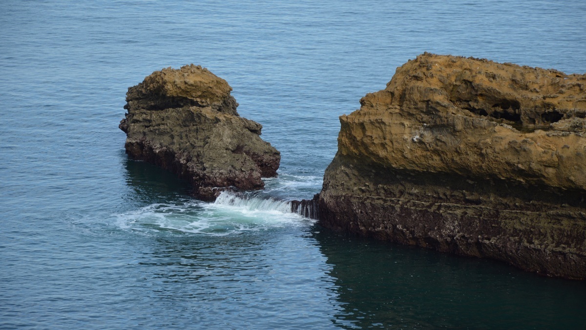 Continental_rock_meets_the_ocean