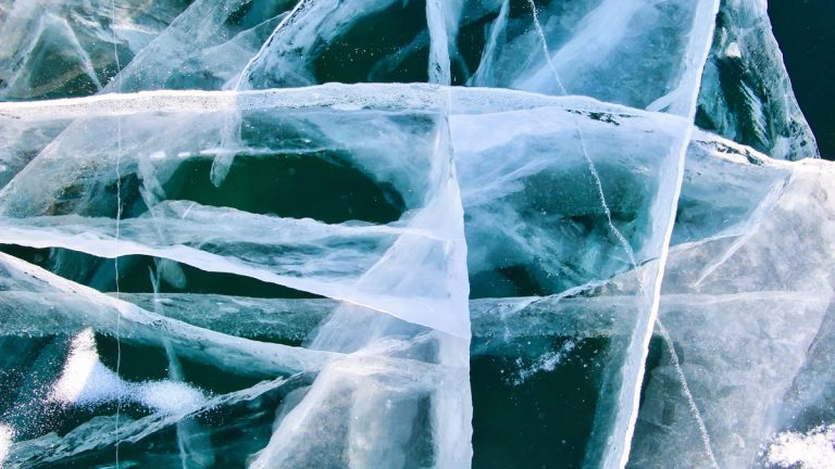 Cracks_in_clear_lake_ice