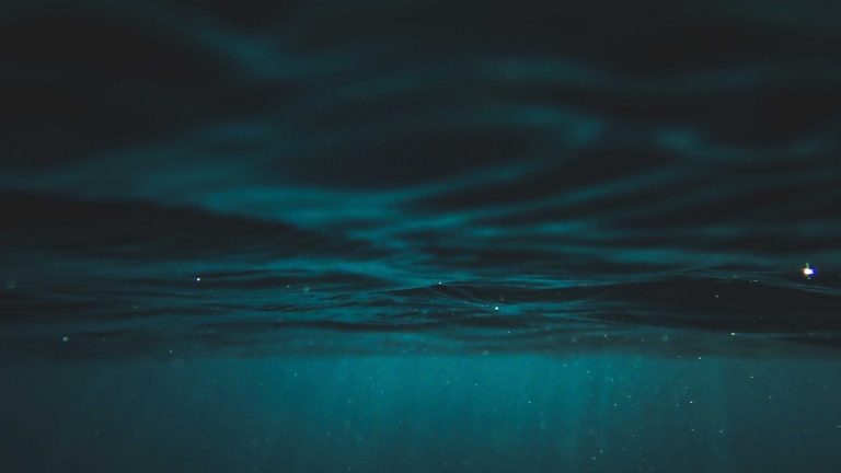 Dark_water_above_an_ocean_trench