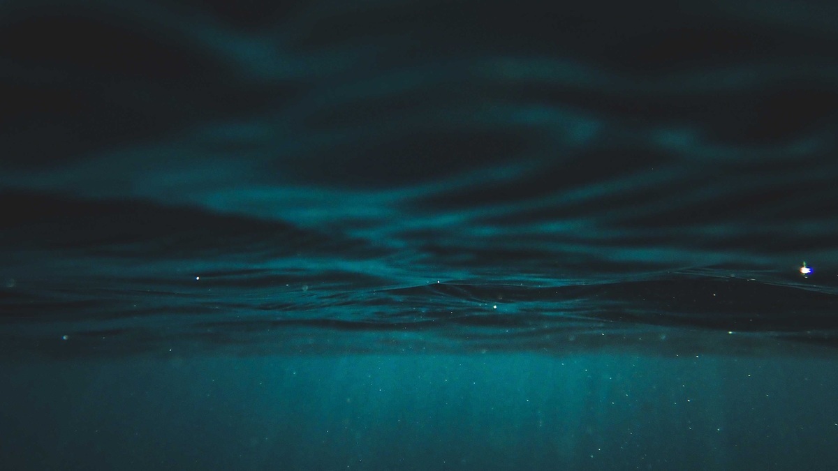 Dark_water_above_an_ocean_trench
