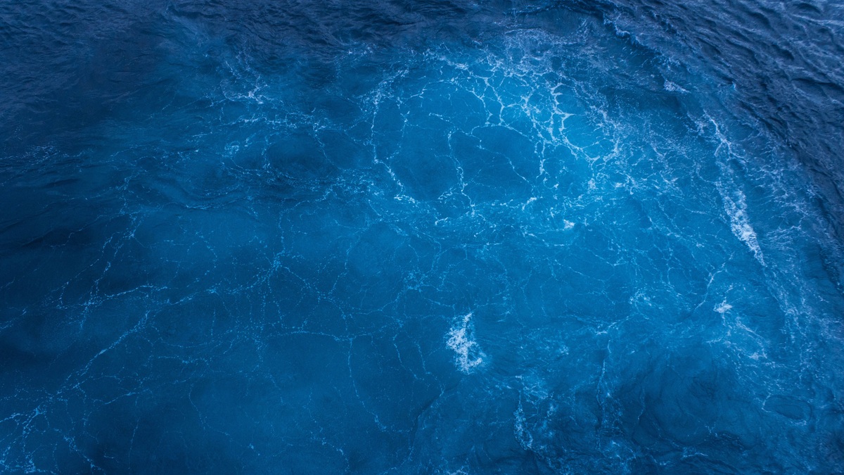 Deep_blue_ocean_water_with_surface_patterns