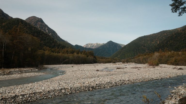 Gravel_filled_river_valley_alluvium