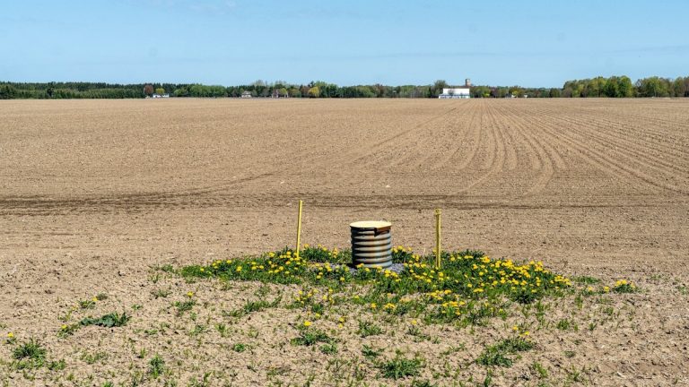 Groundwater_monitoring_well_in_an_open_field