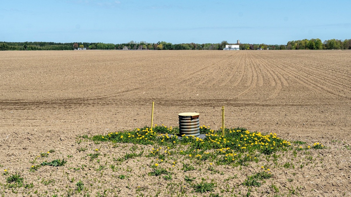 Groundwater_monitoring_well_in_an_open_field