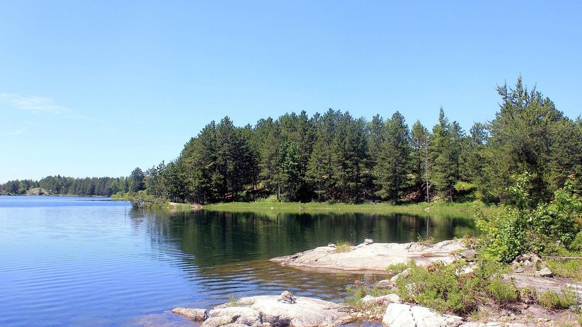 Lake_and_shoreline_in_voyageurs_national_park