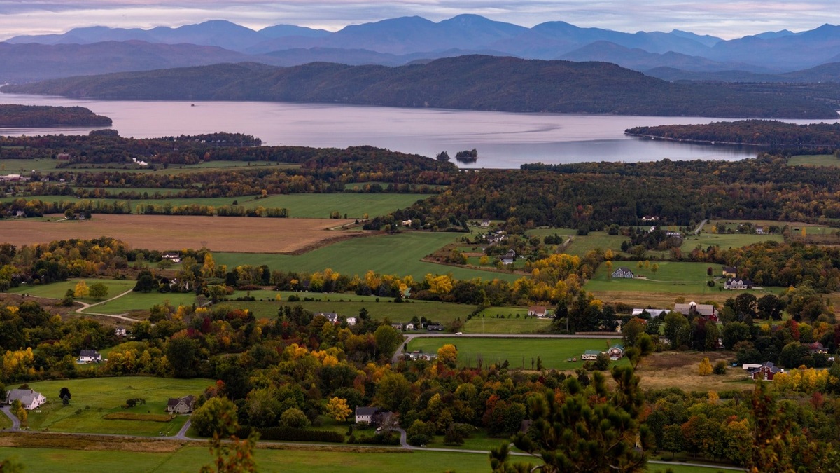 Lake_champlain_and_vermont_farmland