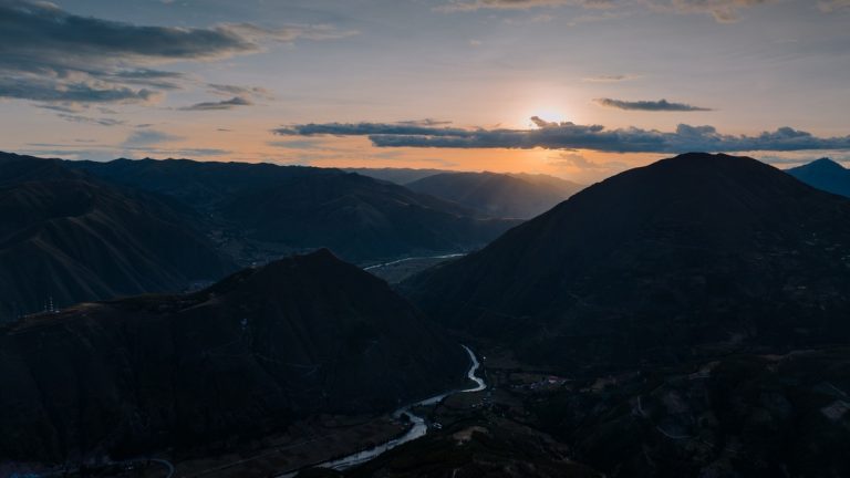 Mountain_ridge_dividing_river_valleys