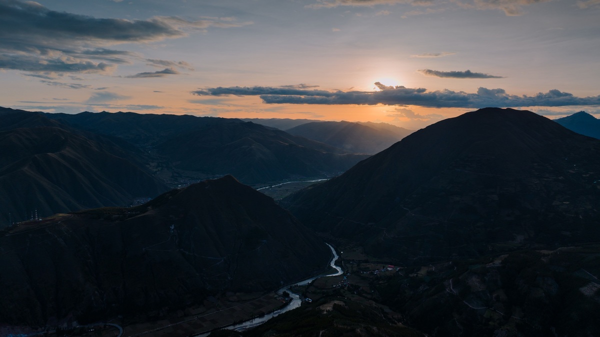 Mountain_ridge_dividing_river_valleys