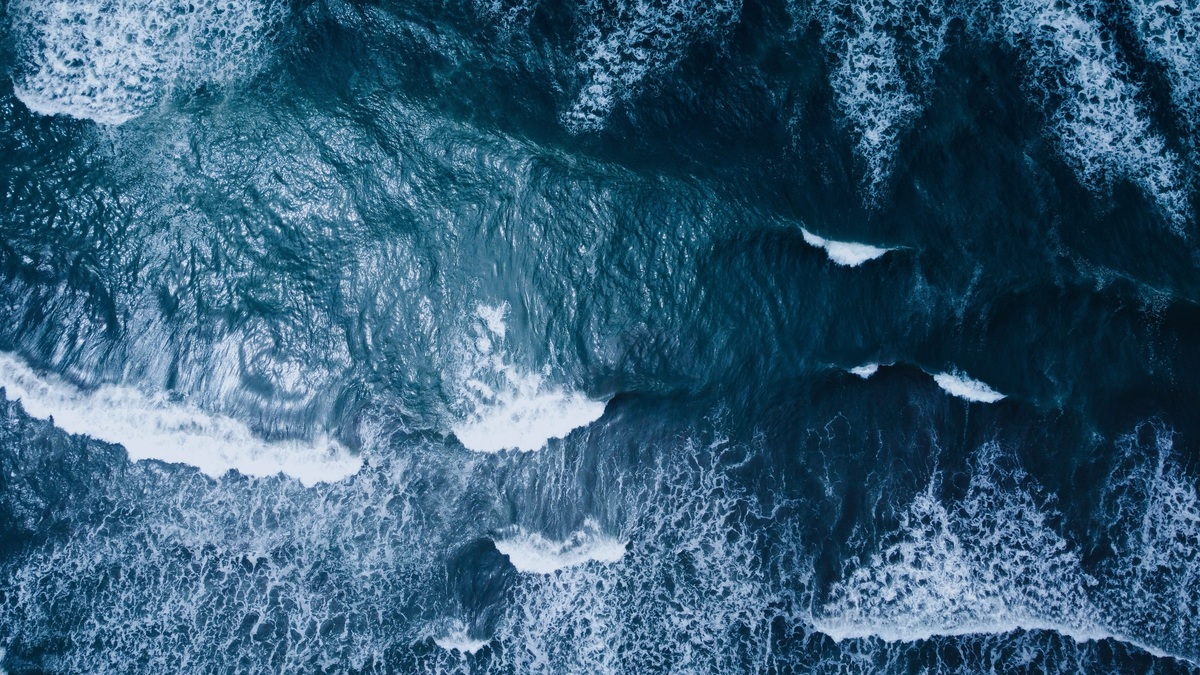 Multiple_wave_crests_from_above