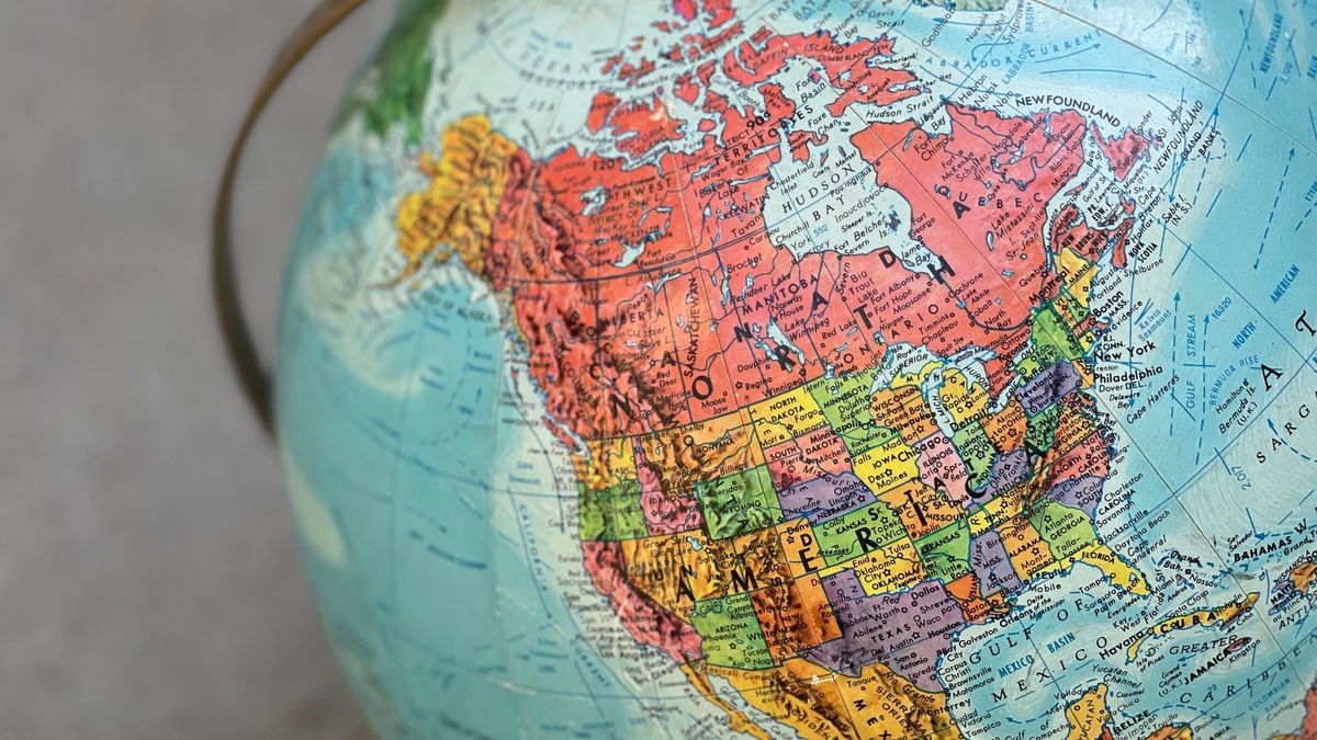 North_america_globe_and_surrounding_oceans