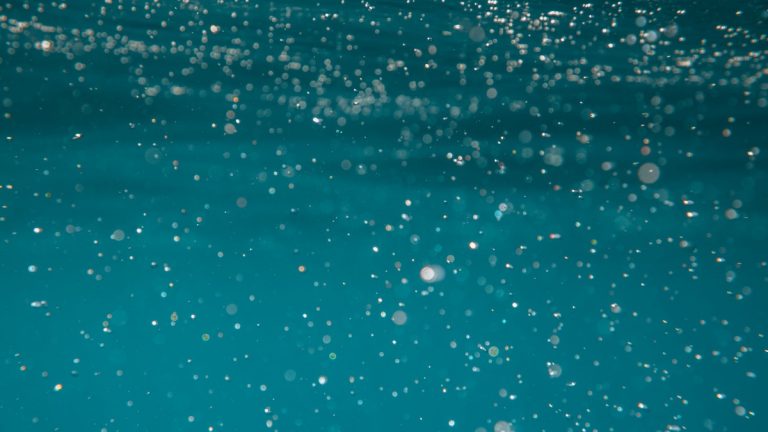 Particles_drifting_through_seawater