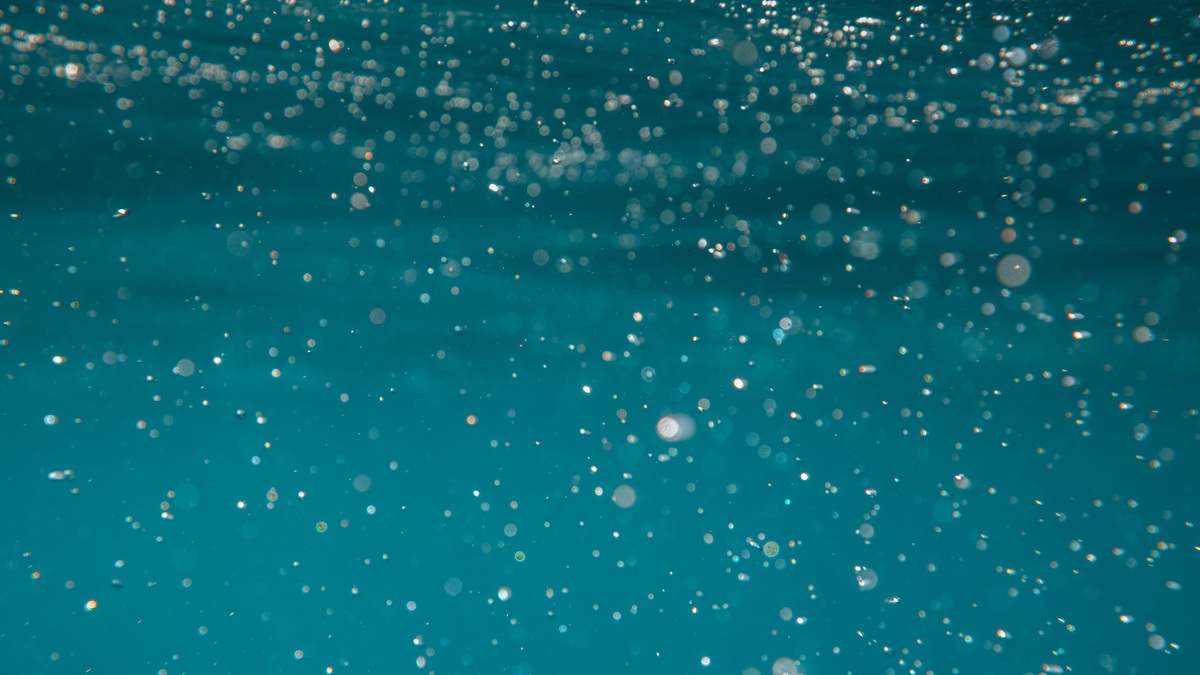Particles_drifting_through_seawater