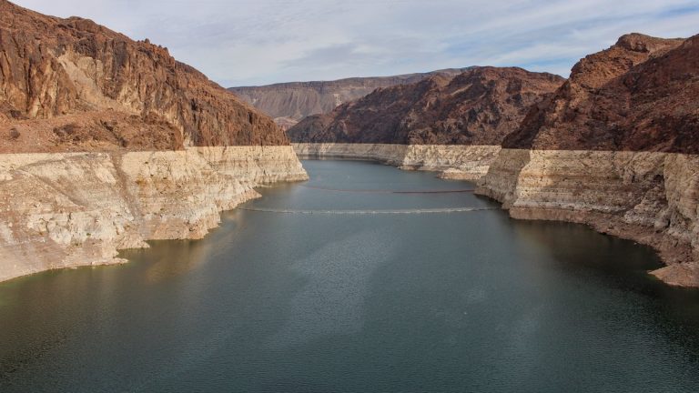 Reservoir_water_level_and_exposed_shoreline
