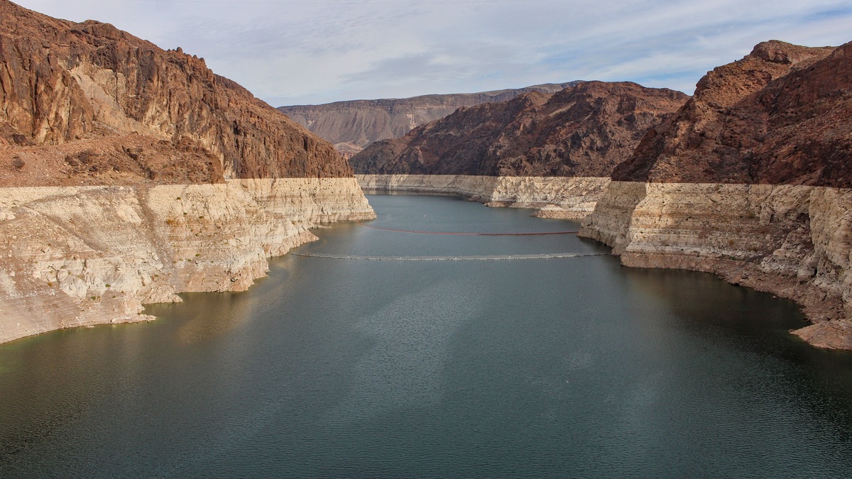 Reservoir_water_level_and_exposed_shoreline