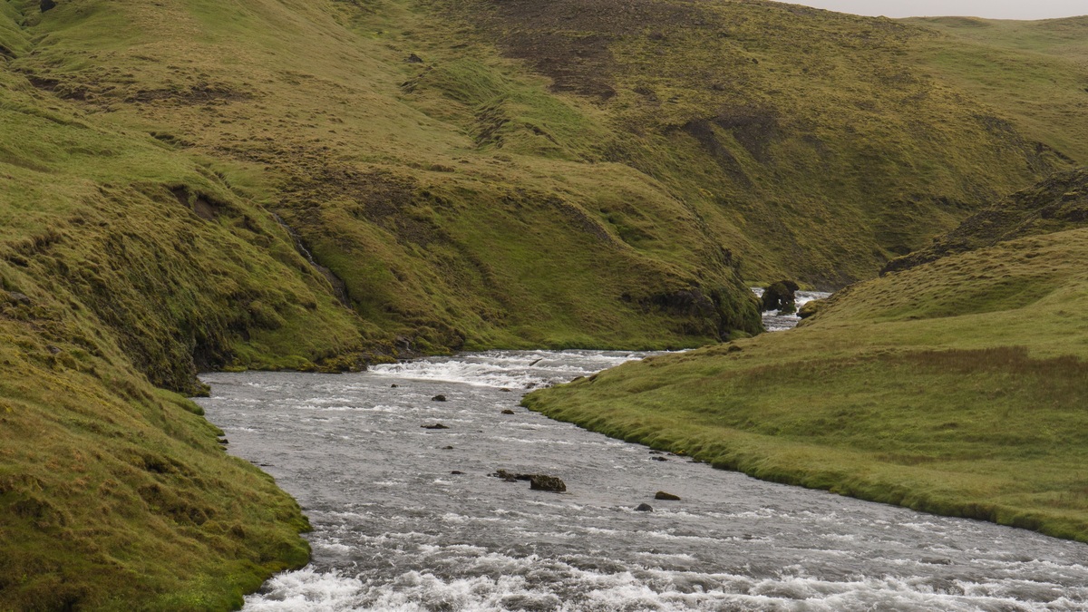 River_flowing_through_a_green_valley