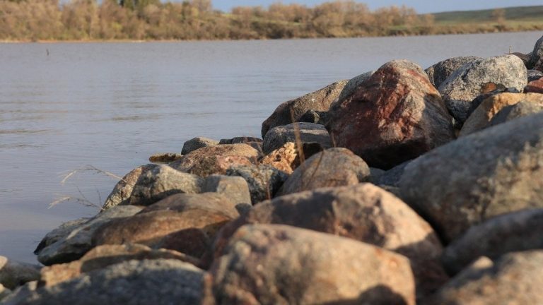 Rocky_shore_of_a_north_dakota_lake