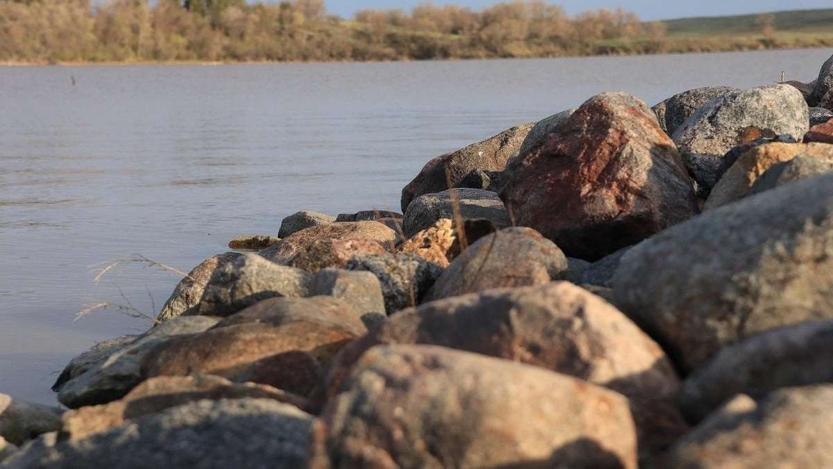 Rocky_shore_of_a_north_dakota_lake
