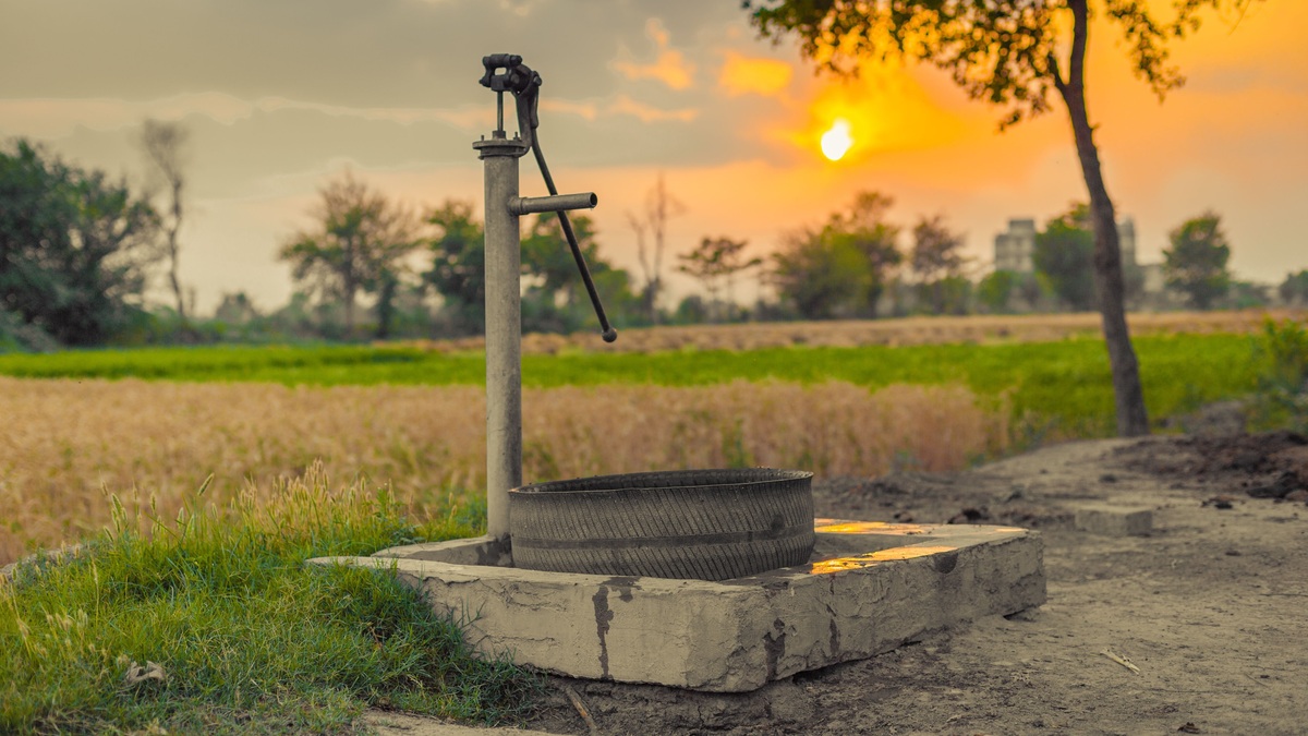 Rural_hand_pump_at_sunset