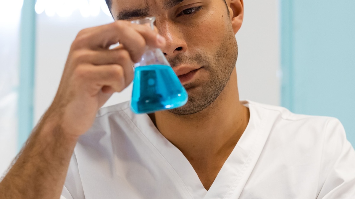Scientist_examining_a_seawater_sample