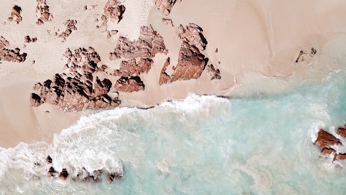 Shallow_coastal_water_meets_the_open_ocean