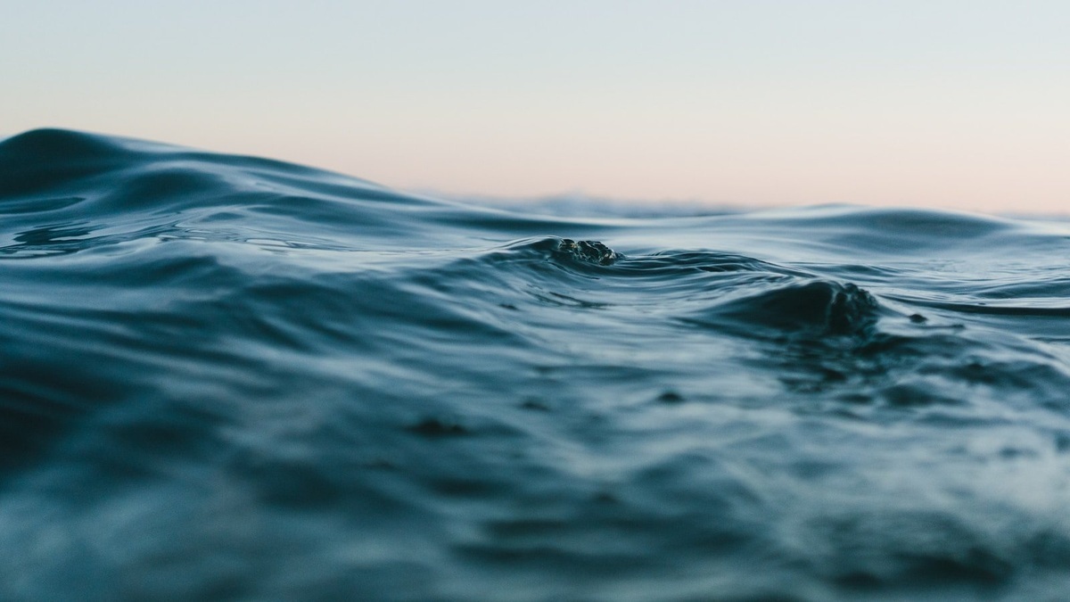 Smooth_ocean_swell_lines