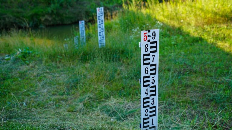 Staff_gauge_measuring_river_level