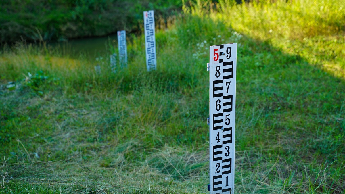 Staff_gauge_measuring_river_level