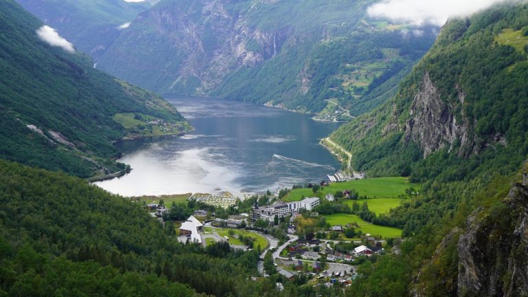 Steep_sided_norwegian_fjord