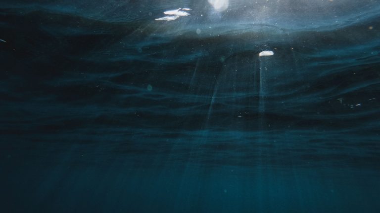 Stratified_light_in_ocean_water