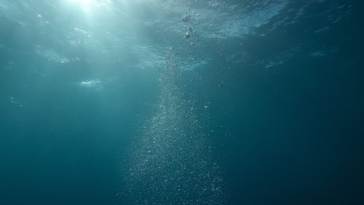 Sunlight_fading_through_ocean_water