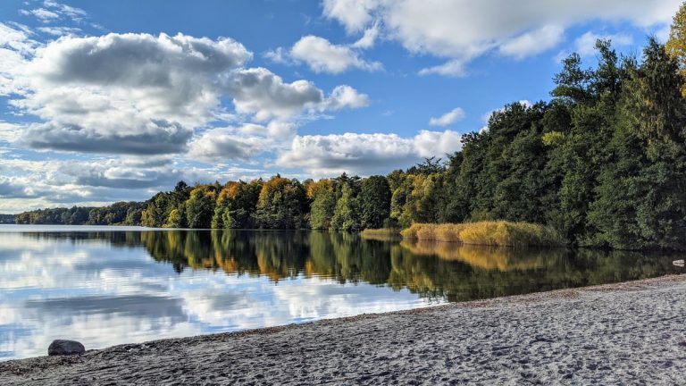 Temperate_lake_during_autumn_turnover