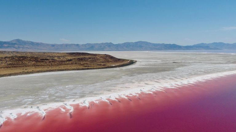 Terminal_salt_lake_in_a_closed_basin